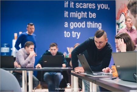 javascript uzkariauja pasauli