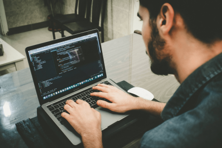 kuo skiriasi java ir c programavimo kalbos